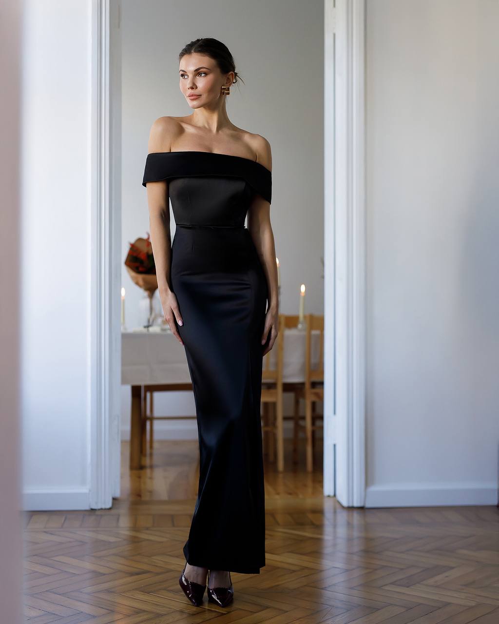 Schulterfreies, schwarzes Maxikleid