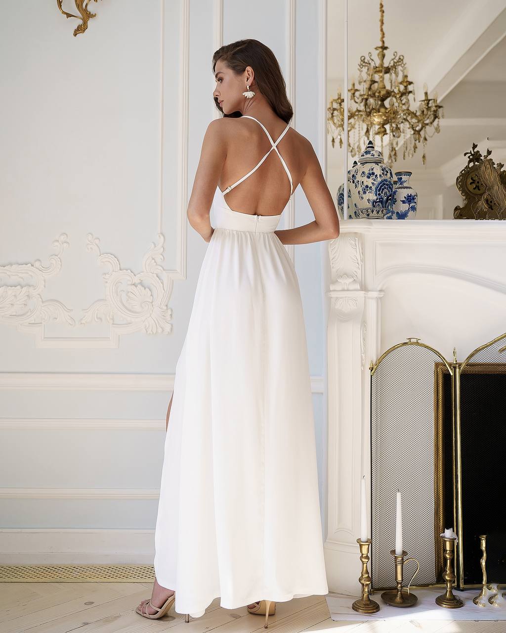 Rotes Maxikleid mit offenem Rücken und Seitenschlitz