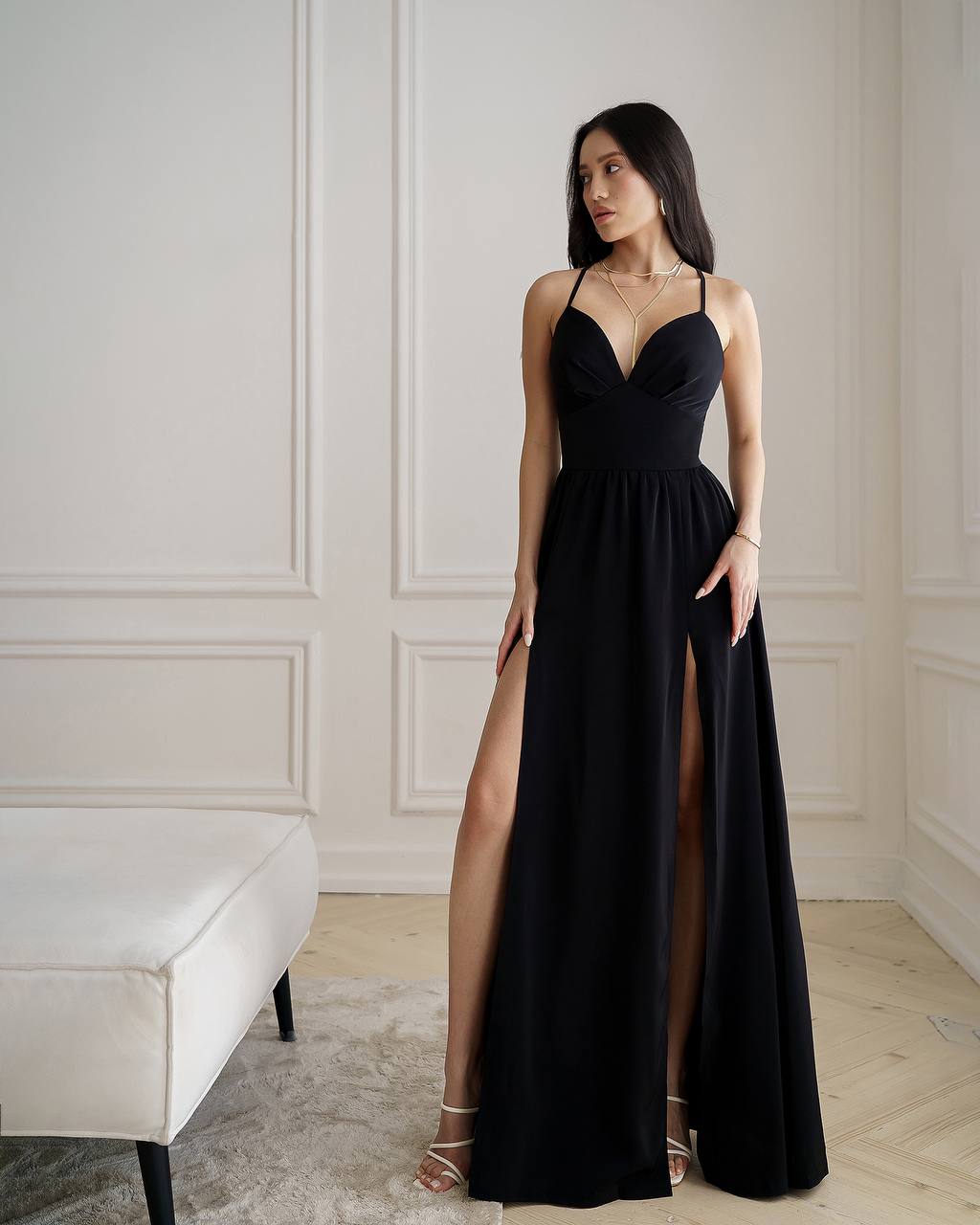 Rotes Maxikleid mit offenem Rücken und Seitenschlitz