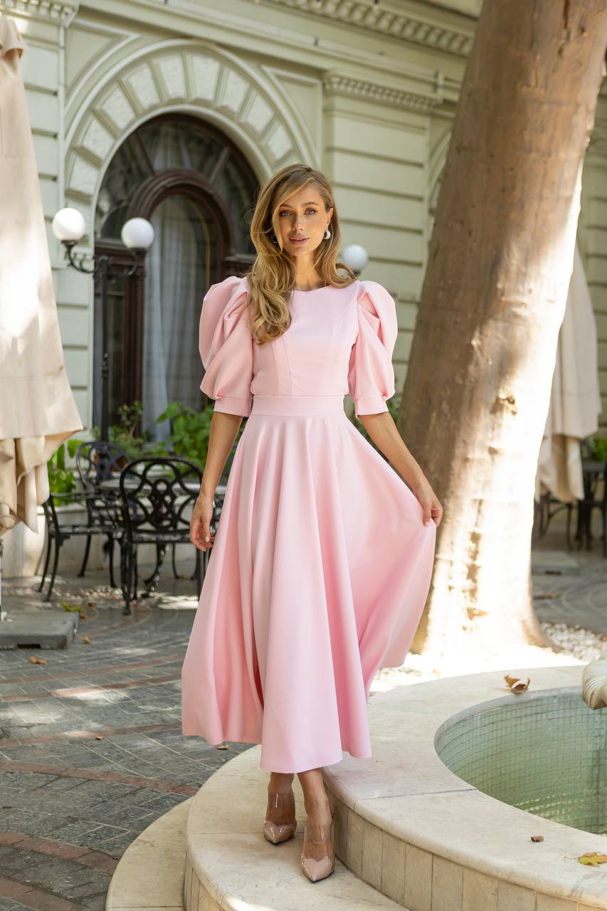 Blaues Maxikleid mit kurzen Puffärmeln