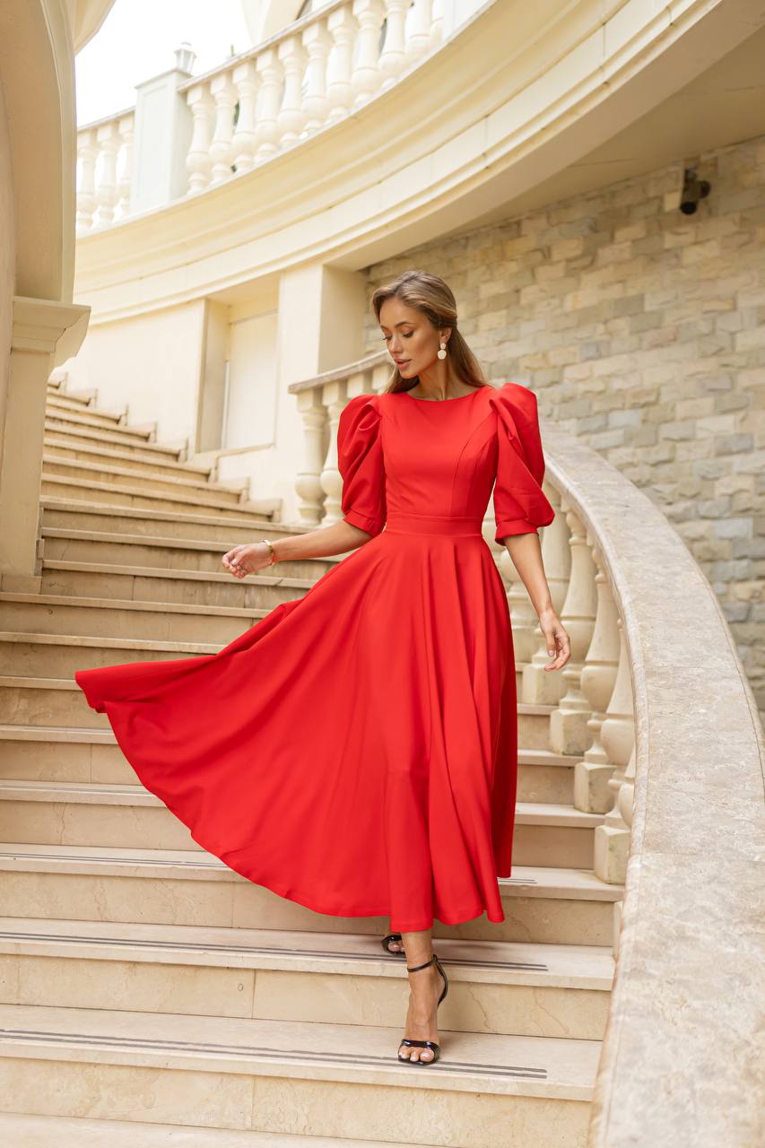 Blaues Maxikleid mit kurzen Puffärmeln