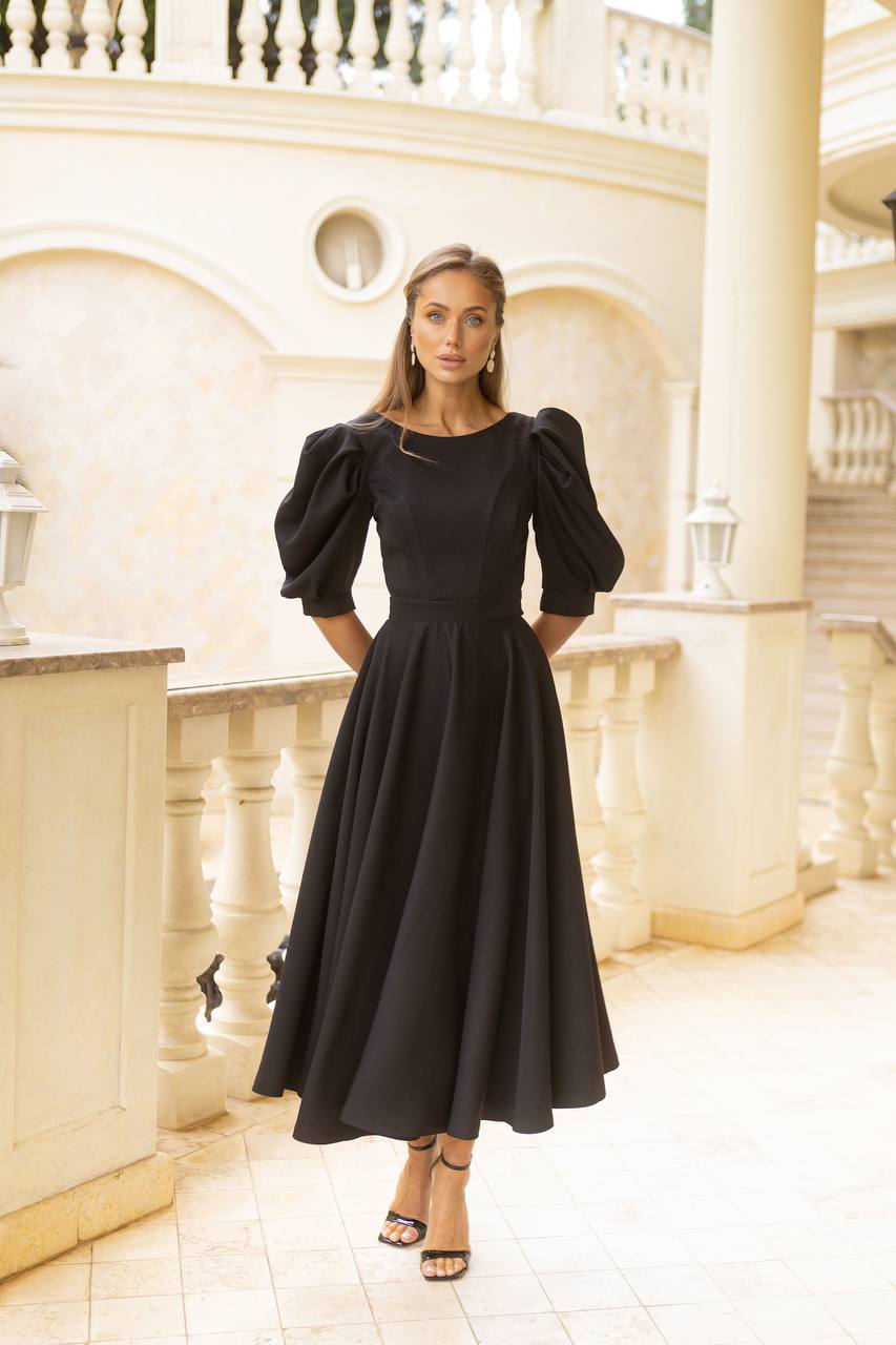 Blaues Maxikleid mit kurzen Puffärmeln